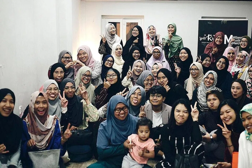 DARI WANITA, UNTUK WANITA: Menurut Ustazah Nur Hidayah Azman (barisan teratas, tiga dari kiri), banyak perkara boleh pelajari seseorang wanita daripada wanita lain yang mempunyai pengalaman serupanya. Gambar diambil sebelum Covid-19. - Foto ihsan NUR HIDAYAH AZMAN