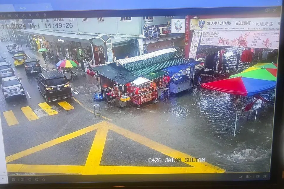 Kawasan di Jalan Pudu dan Jalan Sultan (Petaling Street), Kuala Lumpur, dinaiki air akibat hujan lebat pada petang 15 November.