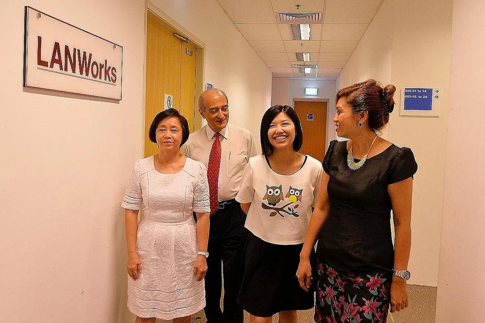 DAPAT LUASKAN NIAGA: Encik Abu Omar bersama beberapa kakitangan pengurusannya yang mengendalikan perniagaan di dalam dan luar negara. - Foto IMAN ALIF