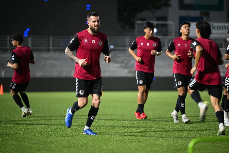 Pemain asing terbaru Tanjong Pagar United, Aaron Evans (jersi 24), berasal dari Australia. 