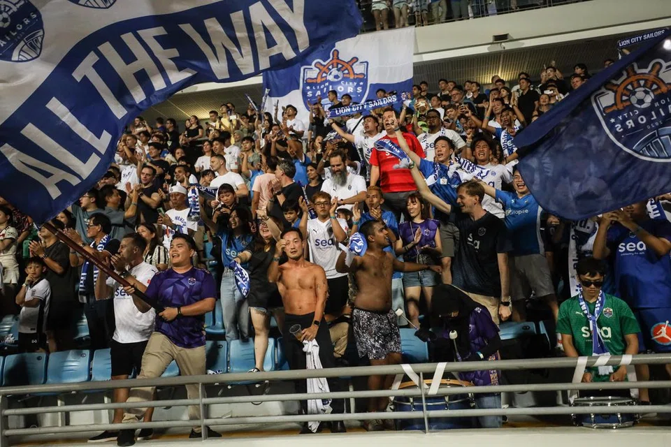 Penyokong Lion City Sailors memenuhi Stadium Jalan Besar.