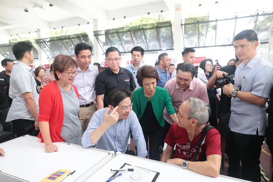 Perdana Menteri, Encik Lawrence Wong (duduk di kiri) berinteraksi dengan salah seorang pencari kerja (duduk di kanan) pada acara pelancaran ‘Jobs Nearby @ CDC’ di Kelab Masyarakat Taman Jurong pada 23 Oktober. Beliau ditemani empat Mayor yang mewakili empat CDC iaitu (bermula dua dari kiri) Cik Denise Phua (Central); Encik Dinesh Vasu Dash (South East); Encik Alex Yam (North West); Cik Low Yen Ling (South West); dan Setiausaha Parlimen Kanan (Tenaga Manusia merangkap Kewangan), Encik Shawn Huang.
