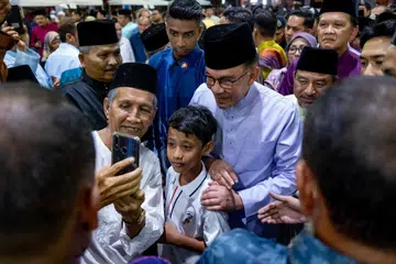 Datuk Seri Anwar Ibrahim menyantuni hadirin di Majlis Sambutan Aidilfitri Madani 2024 bersama Perdana Menteri di Kota Bharu, Kelantan.
