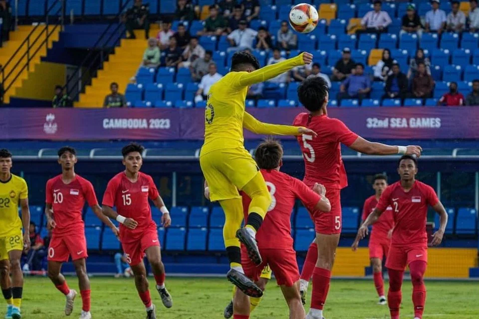 USAHA BANGKIT SEMULA: Pasukan bola sepak lelaki (jersi merah) yang mewakili negara di Sukan SEA Kemboja pada Mei 2023 pulang dengan tangan kosong selepas disingkir daripada pertandingan di peringkat kumpulan. Mereka juga dibelasah 0-7 oleh seteru tradisi Malaysia (jersi kuning). 