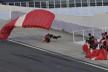 CEDERA SEMASA MENDARAT: 3WO Jeffrey Heng terpaksa diusung apabila cedera ketika melakukan pendaratan di Pentas Terapung Marina Bay semasa NDP minggu lalu. - Foto fail