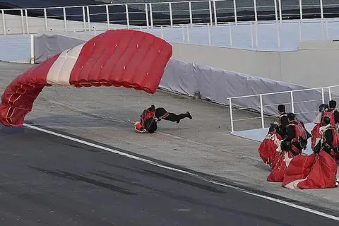 CEDERA SEMASA MENDARAT: 3WO Jeffrey Heng terpaksa diusung apabila cedera ketika melakukan pendaratan di Pentas Terapung Marina Bay semasa NDP minggu lalu. - Foto fail