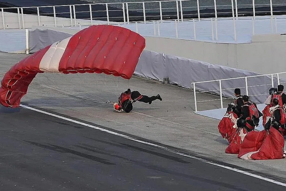 CEDERA SEMASA MENDARAT: 3WO Jeffrey Heng terpaksa diusung apabila cedera ketika melakukan pendaratan di Pentas Terapung Marina Bay semasa NDP minggu lalu. - Foto fail