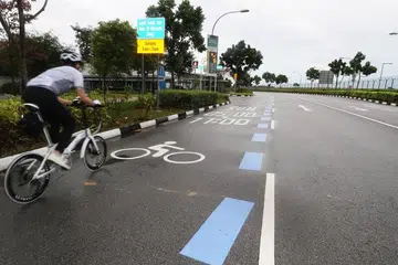 LORONG KHAS BASIKAL: Lorong berbasikal sepanjang 4.6km di West Camp Road adalah yang pertama di negara ini berasaskan masa. - Foto KELVIN CHNG