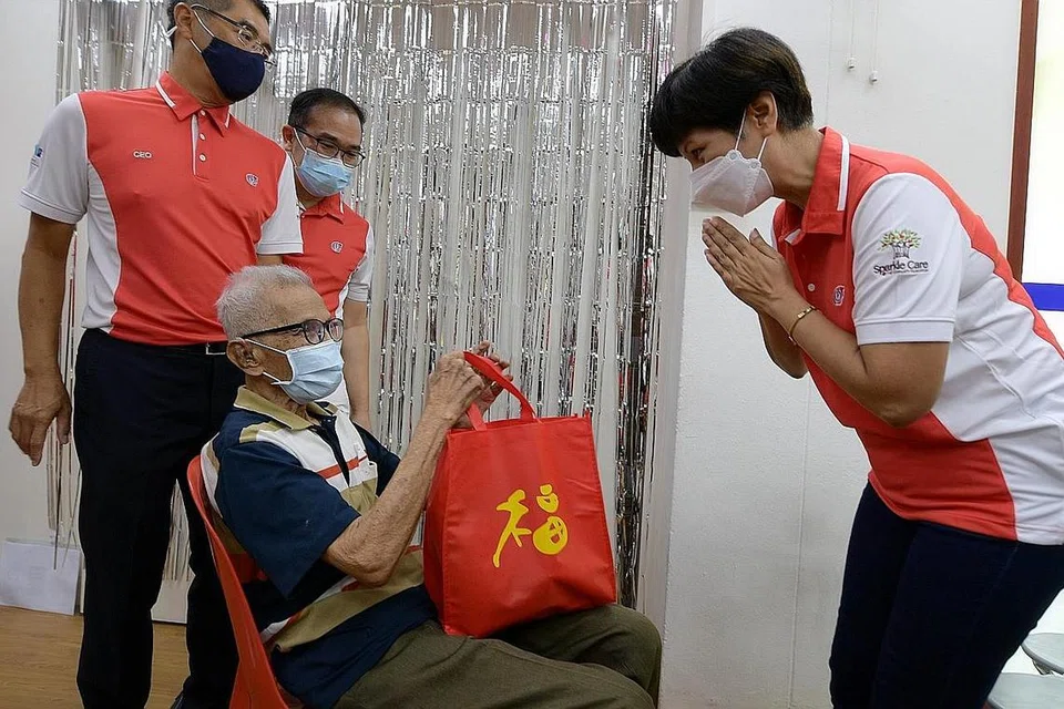 BEG CINTA: Cik Indranee Rajah (kanan) memberi "Bag of Love" kepada Encik Hassan Abdul Haji di majlis penyampaian cek dan beg hadiah di Pusat Penuaan Aktif Lions Befrienders semalam. - Foto BH oleh NG SOR LUAN