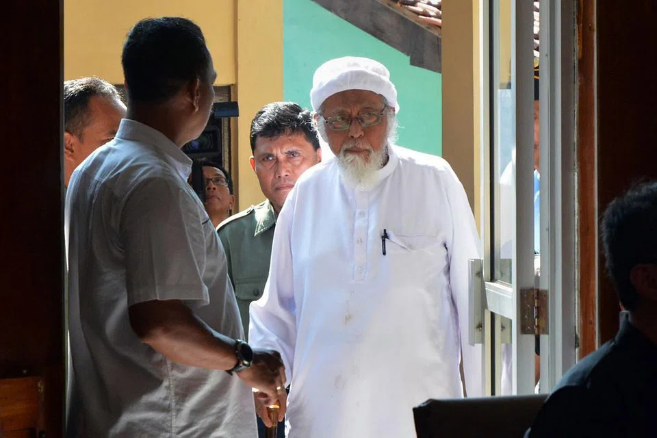 RISIKO DIJANGKITI VIRUS: Abu Bakar Bashir dijatuhkan hukum penjara selama 15 tahun pada 2011 dek menawarkan bantuan kewangan kepada satu kem latihan pengganas di Aceh. - FOTO: AFP.