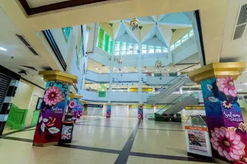 NIAGA SEPI: Kedai-kedai di Joo Chiat Complex ditutup menjelang Hari Raya yang lalu semasa tempoh pemutus rantaian jangkitan Covid-19. Penutupan banyak perniagaan telah menjejas ekonomi pada suku kedua. - Foto BH oleh NUR DIYANA TAHA