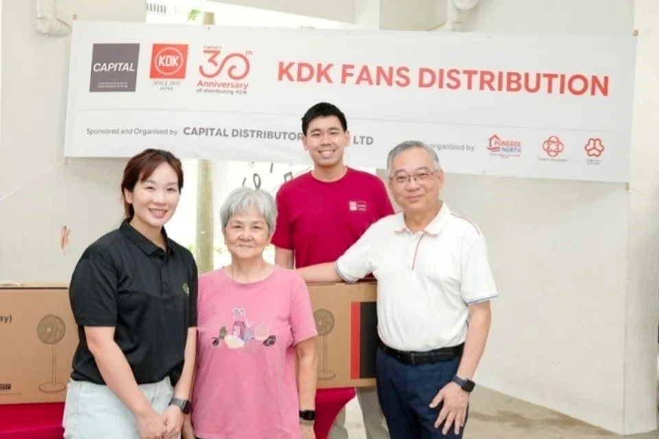 Timbalan Perdana Menteri, Encik Gan Kim Yong, bersama Pengurus Besar Capital Distributors, Encik Lim Weili, dan Pengurus Negara Sustainable Living Lab, Cik Celeste Koh, serta penduduk, Cik Chang Nguk Lan, pada acara pengagihan kipas KDK pada 26 September.
