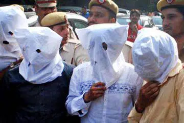JUAL ORGAN DI INDIA: Foto fail menunjukkan anggota sindiket jual organ manusia memakai penutup muka selepas di berkas polis dalam 2016 di New Delhi, India. 