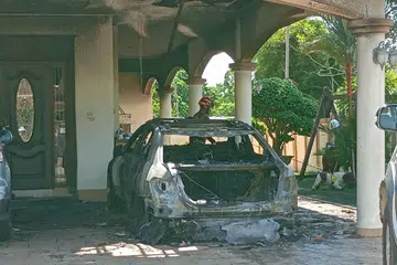 MUSNAH TERBAKAR: Kereta Mercedes-Benz milik Ahli Parlimen Beruas, Perak, Datuk Ngeh Koo Ham, yang musnah terbakar selepas kediamannya dilempar bom koktail Molotov pada 10 Januari.
