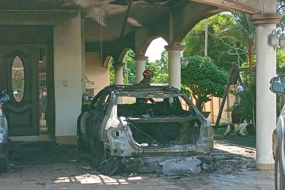 MUSNAH TERBAKAR: Kereta Mercedes-Benz milik Ahli Parlimen Beruas, Perak, Datuk Ngeh Koo Ham, yang musnah terbakar selepas kediamannya dilempar bom koktail Molotov pada 10 Januari.