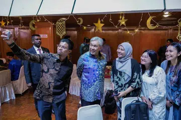 Timbalan Perdana Menteri Malaysia, Datuk Seri Dr Ahmad Zahid Hamidi (dua dari kiri), menyantuni warga Malaysia di Indonesia pada Majlis Makan Malam Bersama Komuniti Malaysia di Kedutaan Besar Malaysia di Kuningan, Jakarta Selatan, Indonesia, pada 20 April.