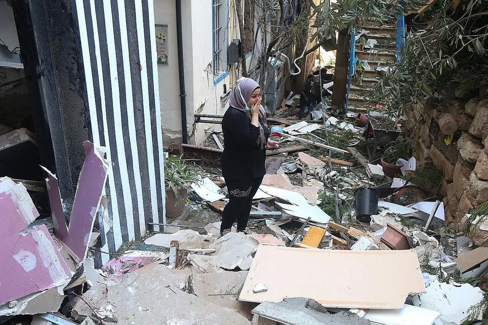 SEDIH: Seorang wanita kesedihan menyaksikan kemusnahan yang berlaku, sehari selepas berlakunya letupan itu. - Foto EPA-EFE