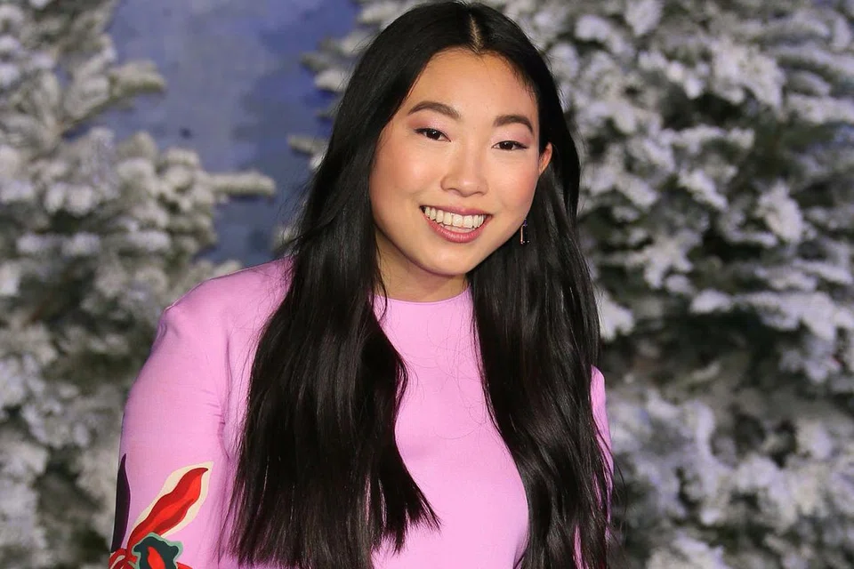 AWKWAFINA: 'Rapper' dan pelakon yang menjadikan humor basahan hidupnya ini disebut-sebut sebagai bakal pemenang Anugerah Pelakon Wanita Terbaik (Muzikal atau Komedi) di Anugerah Golden Globes. - Foto AFP