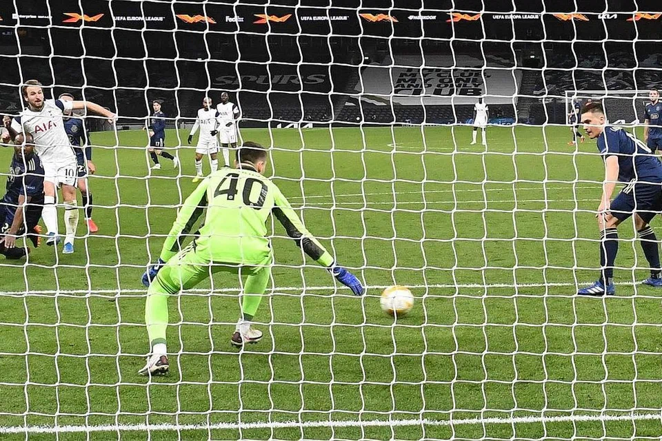 TAJAM DEPAN GOL: Harry Kane (kiri, berjersi putih) menjaringkan gol kedua dalam perlawanan antara Spurs dengan Zagreb. - Foto EPA-EFE