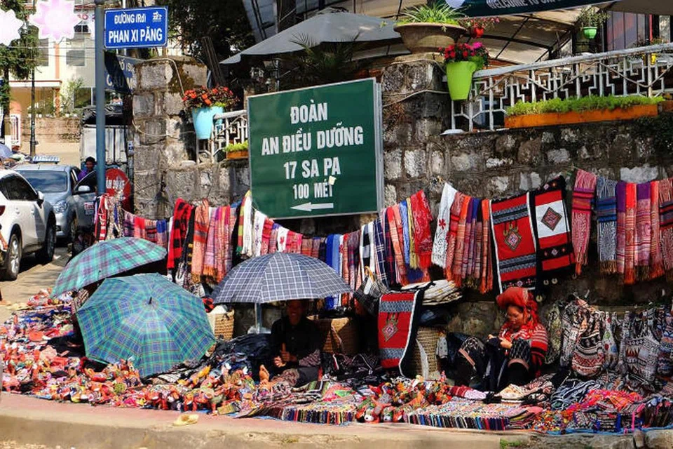 RAMBANG MATA MEMILIH: Berhampiran Gua Ham Rong dan bersebelahan Gereja Sapa, pasar hujung minggu yang unik dan juga dipanggil ‘Pasar Cinta Sapa’ menjadi tumpuan bukan sahaja kerana barangan yang dijual tetapi kedudukannya sebagai tempat teruna dan dara mencari jodoh.