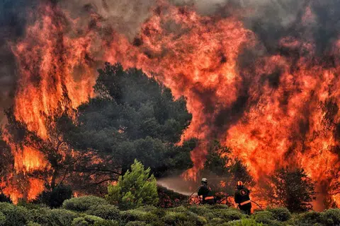ANGKARA CUACA TERLALU PANAS: Kebakaran liar akibat cuaca panas di kampung Kineta, dekat Athens, Julai lalu membunuh 74 orang dan memusnahkan rumah serta hutan. - Foto AFP