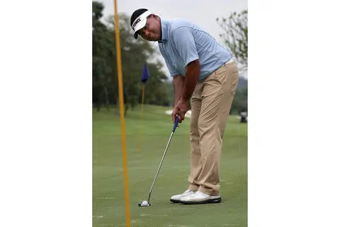 ASAL SUSAH: Dari latar belakang susah Encik Mardan jadi pemain golf nombor satu Singapura. - Foto fail