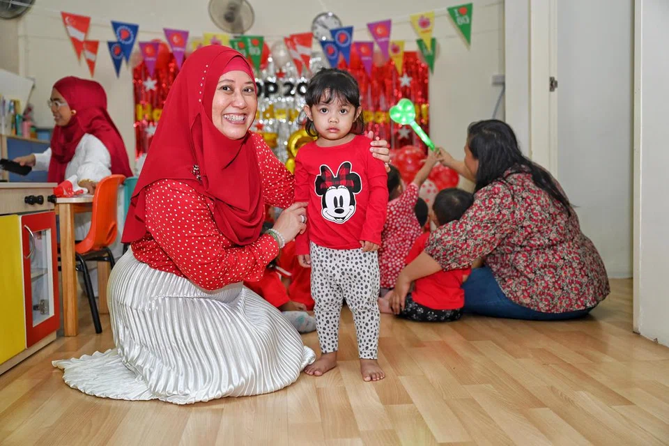 SUKA KANAK-KANAK: Cik Yong Rafidah Mohamed Nor pernah membuka taska dan tadika di Shah Alam, Malaysia, selama 11 tahun sebelum kembali ke Singapura, melanjutkan pelajaran sehingga kini  memegang jawatan Pengetua Pusat di Pusat Penjagaan Kanak-Kanak Huda di Woodlands.
