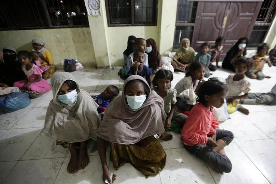 Pelarian Rohingya berehat di tempat perlindungan sementara di pantai Lancok, Aceh Utara, Indonesia, pada 25 Jun 2020. 