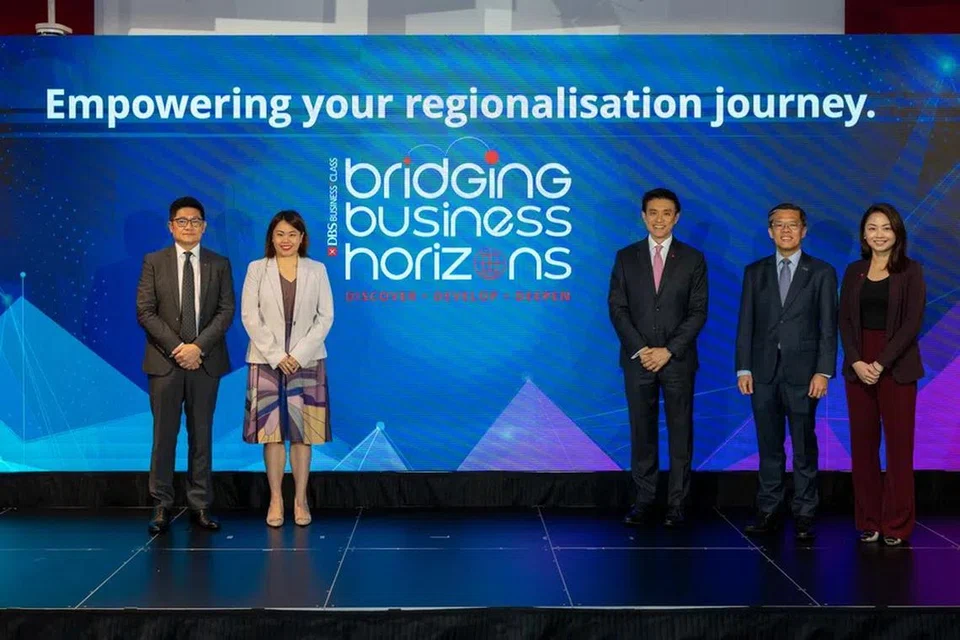(Dari Kiri) Ketua Kumpulan Perbankan Korporat dan SME, DBS, Encik Koh Kar Siong; Pengarah Urusan, Enterprise SG, Cik Cindy Khoo; Eksekutif Kumpulan dan Ketua Negara DBS Singapura, Encik Han Kwee Juan; CEO SBF, Encik Kok Ping Soon; dan Ketua Pegawai Operasi, DBS, Cik Sharon Tan. 