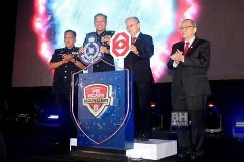 Ketua Polis Negara, Tan Sri Mohd Khalid Ismail (dua dari kiri), dan Pengarah Urusan dan Ketua Pegawai Eksekutif Public Bank, Tan Sri Tay Ah Lek (dua dari kanan), melakukan pelancaran kempen Perangi Scam Polis Diraja Malaysia dan Public Bank di Kuala Lumpur, pada 15 Jun.