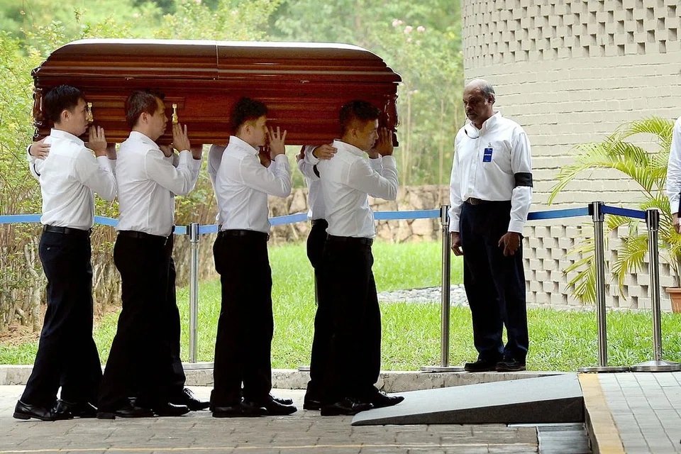 MENGUSUNG PEMIMPIN: Sekumpulan pegawai mengusung keranda membawa mendiang S R Nathan di Krematorium dan Kolumbarium Mandai untuk upacara pembakaran mayat. - Foto-foto TAUFIK A. KADER