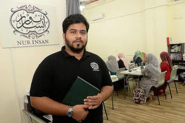 MAHU KEMBANGKAN KHIDMAT: Presiden Nur Insan, Encik Muhammad Faaris Ameerjan, berhadap dapat mengumpul dana yang mencukupi bagi mengembangkan badan tersebut ke bahagian timur dan barat Singapura dengan menawarkan kelas agama kepada lebih ramai orang. - Foto JOHARI RAHMAT