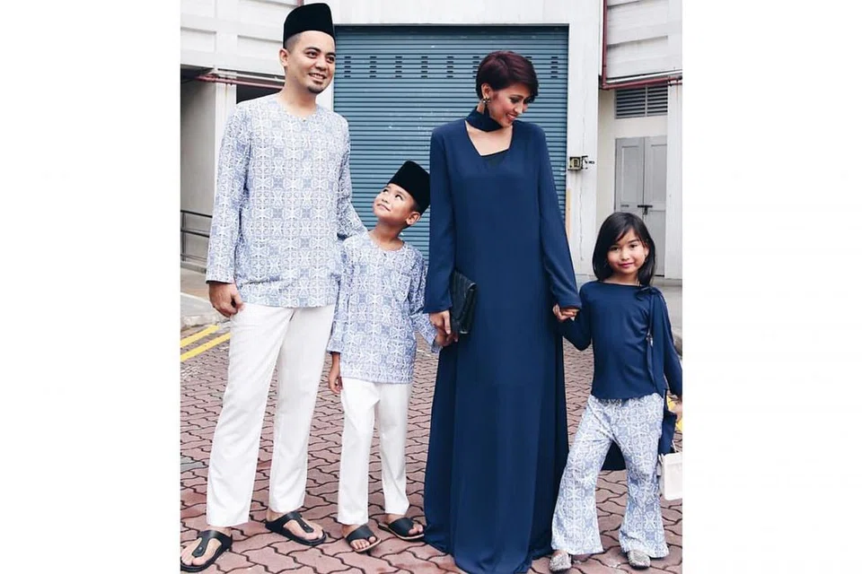 PAKAIAN SEDONDON: Nurul Aini bersama suami Sofian Roslan serta anak lelaki Shan Ehan dan anak perempuan Shaista Eman merakam gambar kenangan bersama. - Foto INSTAGRAM NURUL AINI