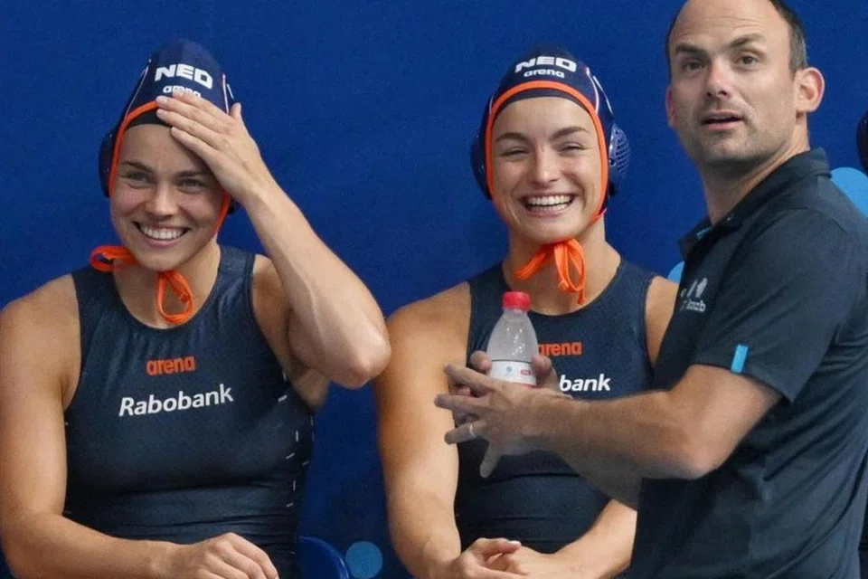 Pasangan adik-beradik Belanda, Bente (kiri) dan Lieke Rogge, beraksi dalam kemenangan 13-7 Belanda ke atas China dalam perlawanan Kumpulan B Kejohanan Akuatik Dunia di Pusat Akuatik OCBC pada 15 Julai.