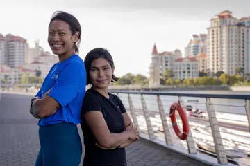 JADI MENTOR: Saiyidah Aisyah (kiri), kini seorang jurulatih larian, akan menyertai Maraton Standard Chartered Singapura 2023 bersama pelatihnya, Sharifah Norashikin. 