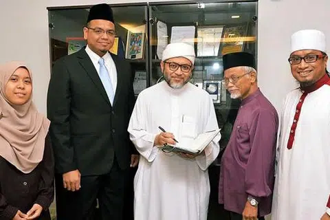 KUKUHKAN PERNIAGAAN SYARIAH: (Dari kanan) Pengarah PIH, Ustaz Mohd Bahrul Ulum Buang; Pengarah Kanan PIH, Ustaz Pasuni Maulan; Pengerusi PIH, Ustaz Mohamad Hasbi Hassan; Pengurus Besar PIH, Encik Mohamed Hanif Zakariah; dan Ketua Perunding cara dan Huraian Perniagaan PIH, Cik Shahirah Mohamed Salleh. - Foto KHALID BABA