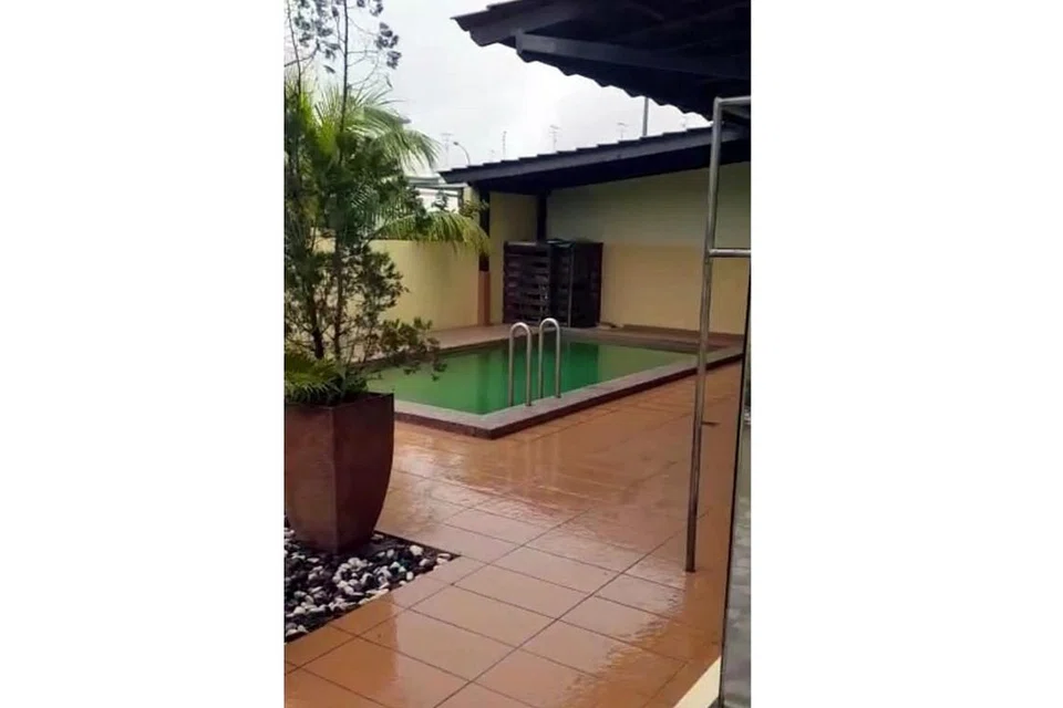 KEADAAN RUMAH DI BUKIT INDAH: Cik Roswati telah meminta air kolam disalir keluar kerana keadaannya yang berdanau. Beliau dan suaminya menyewa dua kediaman di Johor Bahru, Malaysia dan di Batam, Indonesia dan tetap membayar sewa bulanan hingga ke hari ini walau tidak dapat ke sana. - Foto-foto ihsan ROSWATI KASANI
