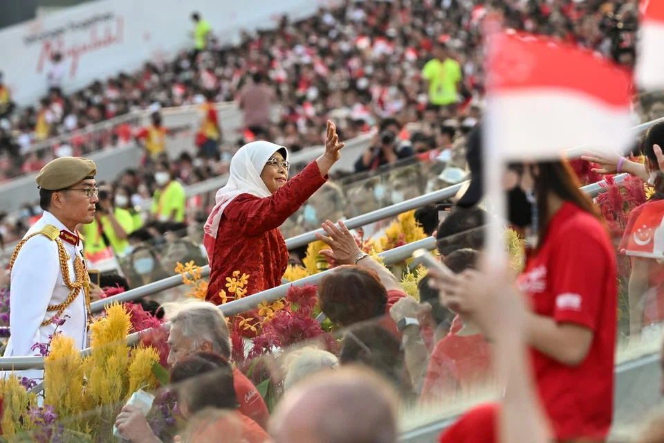 LAMBAIAN PRESIDEN: Presiden Halimah Yacob melambai kepada penonton semasa di Pentas Terapung Marina Bay semasa NDP 2022 
