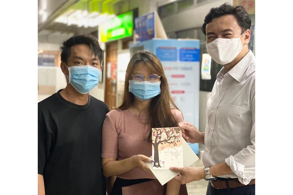 TERHARU: Dr Wan Rizal (kanan) berasa terharu apabila pasangan yang telah dibantunya berhubung isu rumah datang semula untuk memberi kepadanya kad sebagai tanda terima kasih atas bantuan yang dihulur. - Foto ihsan WAN RIZAL WAN ZAKARIAH