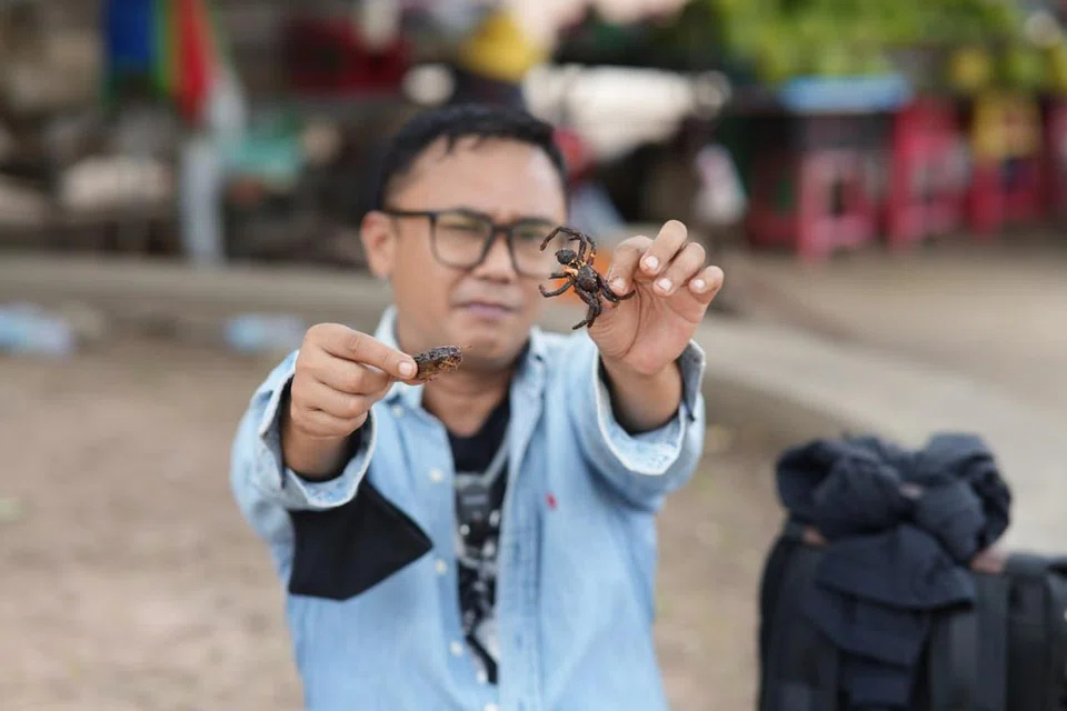 Antara kejutan budaya yang dialami Encik Hanizam Mohamed Yasin, semasa ke Kemboja baru-baru ini ialah amalan penduduk tempatan menjadikan serangga sebagai makanan harian.