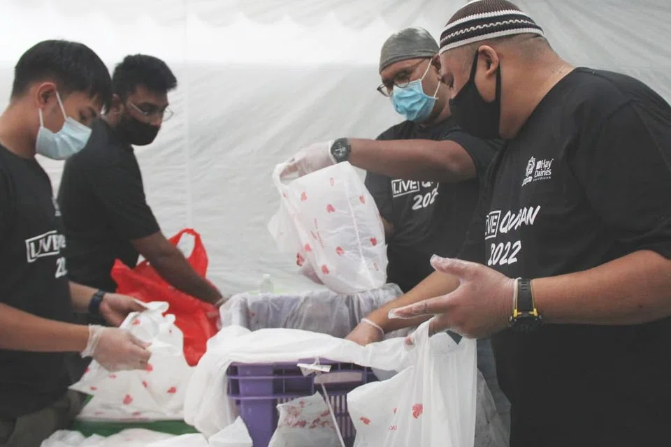 SALING MEMBANTU: Gambar kanan menunjukkan syarikat Aaliyah’s Pte Ltd menjalankan operasi korban setempat di Persatuan Arab, Al Wehdah, pada 2022. 