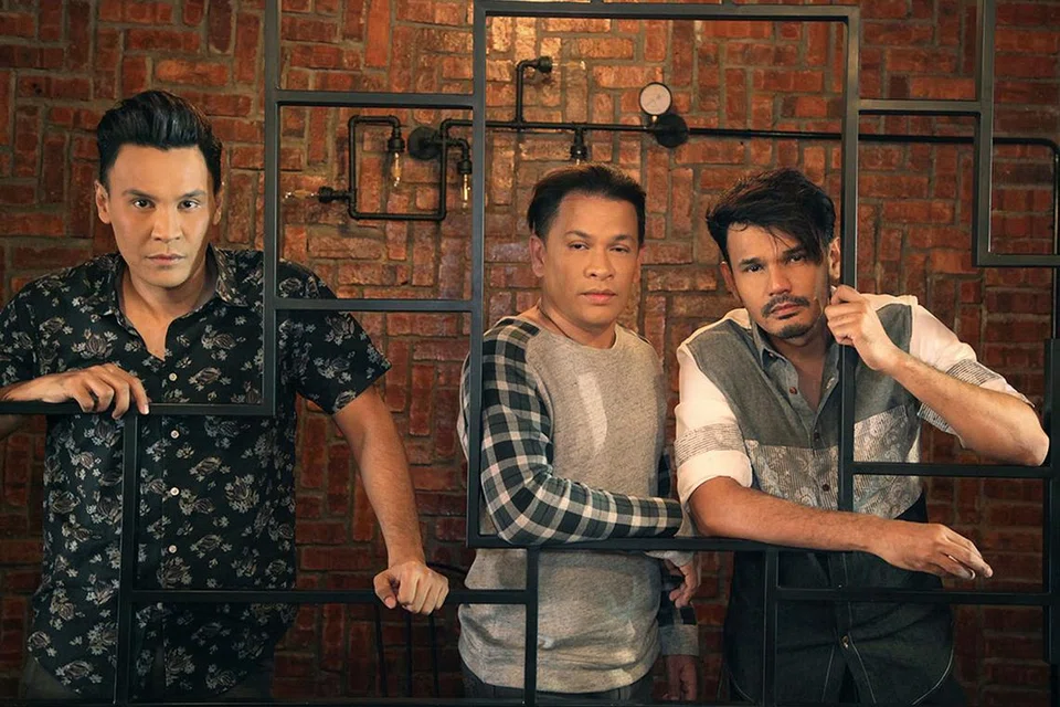 PENCIPTA TREND SEMASA: KRU, yang terdiri daripada (dari kiri) Edry, Norman dan Yusry, akan kembali menggegarkan pentas di Singapura menerusi konsert ulang tahun ke-25 mereka. 