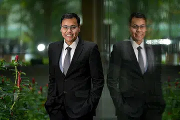 JAUHARI: Encik Mohamed Faizal Abdul Kadir, yang merupakan antara 88 Penasihat Undang-Undang Kanan di Singapura, merupakan penerima Anugerah Jauhari Berita Harian tahun ini. - Foto BH oleh LIM YAOHUI 