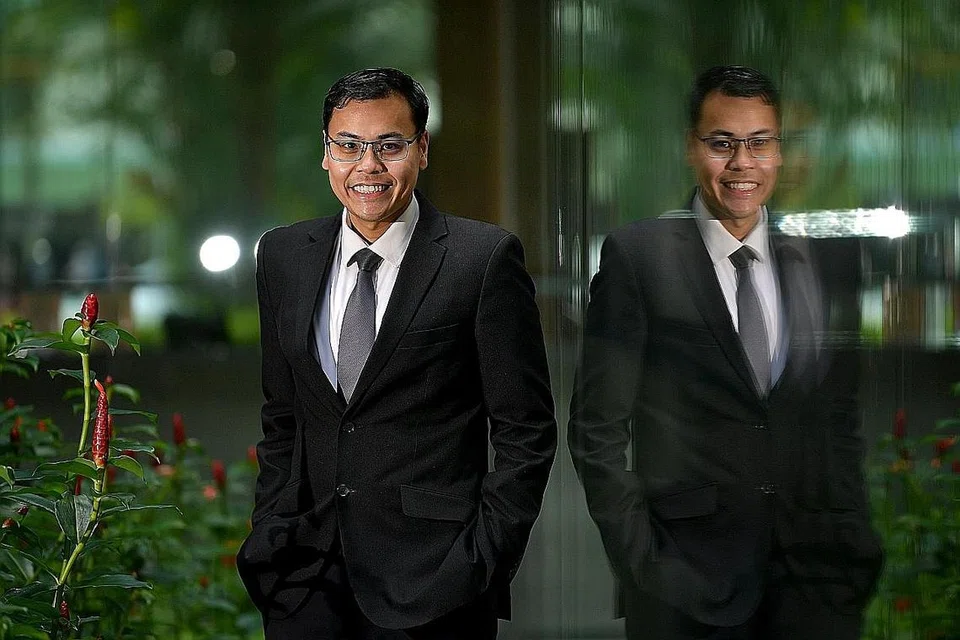 JAUHARI: Encik Mohamed Faizal Abdul Kadir, yang merupakan antara 88 Penasihat Undang-Undang Kanan di Singapura, merupakan penerima Anugerah Jauhari Berita Harian tahun ini. - Foto BH oleh LIM YAOHUI 