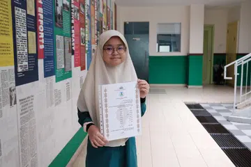 KEPUTUSAN BAIK: Aeisyah Nusaybah Mohamad Rahsid memperoleh markah lebih  90 untuk kesemua tujuh mata pelajarannya bagi Peperiksaan Tamat Sekolah Rendah dan Peperiksaan Penyaluran Pengajian Islam walaupun dia mengalami kelemahan deria.