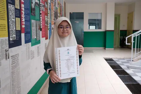KEPUTUSAN BAIK: Aeisyah Nusaybah Mohamad Rahsid memperoleh markah lebih  90 untuk kesemua tujuh mata pelajarannya bagi Peperiksaan Tamat Sekolah Rendah dan Peperiksaan Penyaluran Pengajian Islam walaupun dia mengalami kelemahan deria.