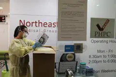 KLINIK PHPC: Rangkaian klinik PHPC seperti Northeast Medical Group ini diaktifkan oleh MOH di mana orang ramai boleh mendapatkan rawatan dengan kos rendah. - Foto BH oleh ONG WEE JIN