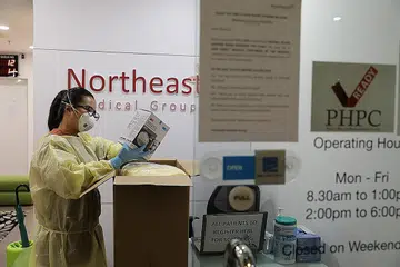KLINIK PHPC: Rangkaian klinik PHPC seperti Northeast Medical Group ini diaktifkan oleh MOH di mana orang ramai boleh mendapatkan rawatan dengan kos rendah. - Foto BH oleh ONG WEE JIN