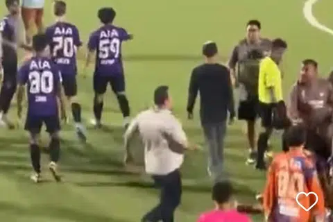 Seorang pemain Tanjong Pagar United dirakam menumbuk pemain Albirex Niigata selepas perlawanan bawah umur 21 antara dua kelab itu. Pemain Albirex itu tidak sedarkan diri seketika setelah ditumbuk.