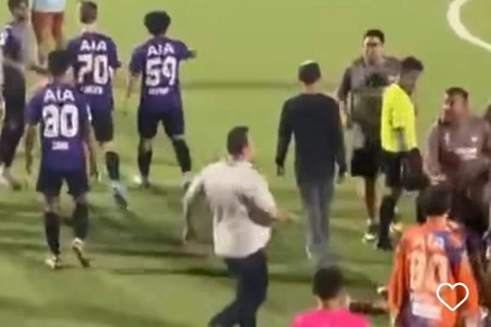 Seorang pemain Tanjong Pagar United dirakam menumbuk pemain Albirex Niigata selepas perlawanan bawah umur 21 antara dua kelab itu. Pemain Albirex itu tidak sedarkan diri seketika setelah ditumbuk.